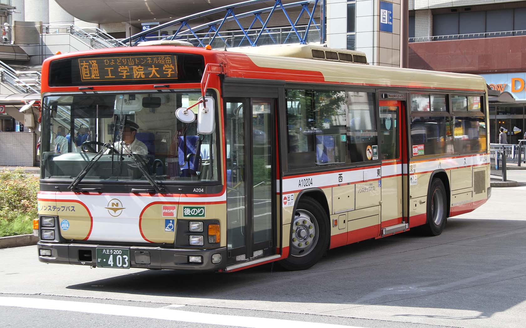 Tokyo's Nesugoshi Kyusai bus