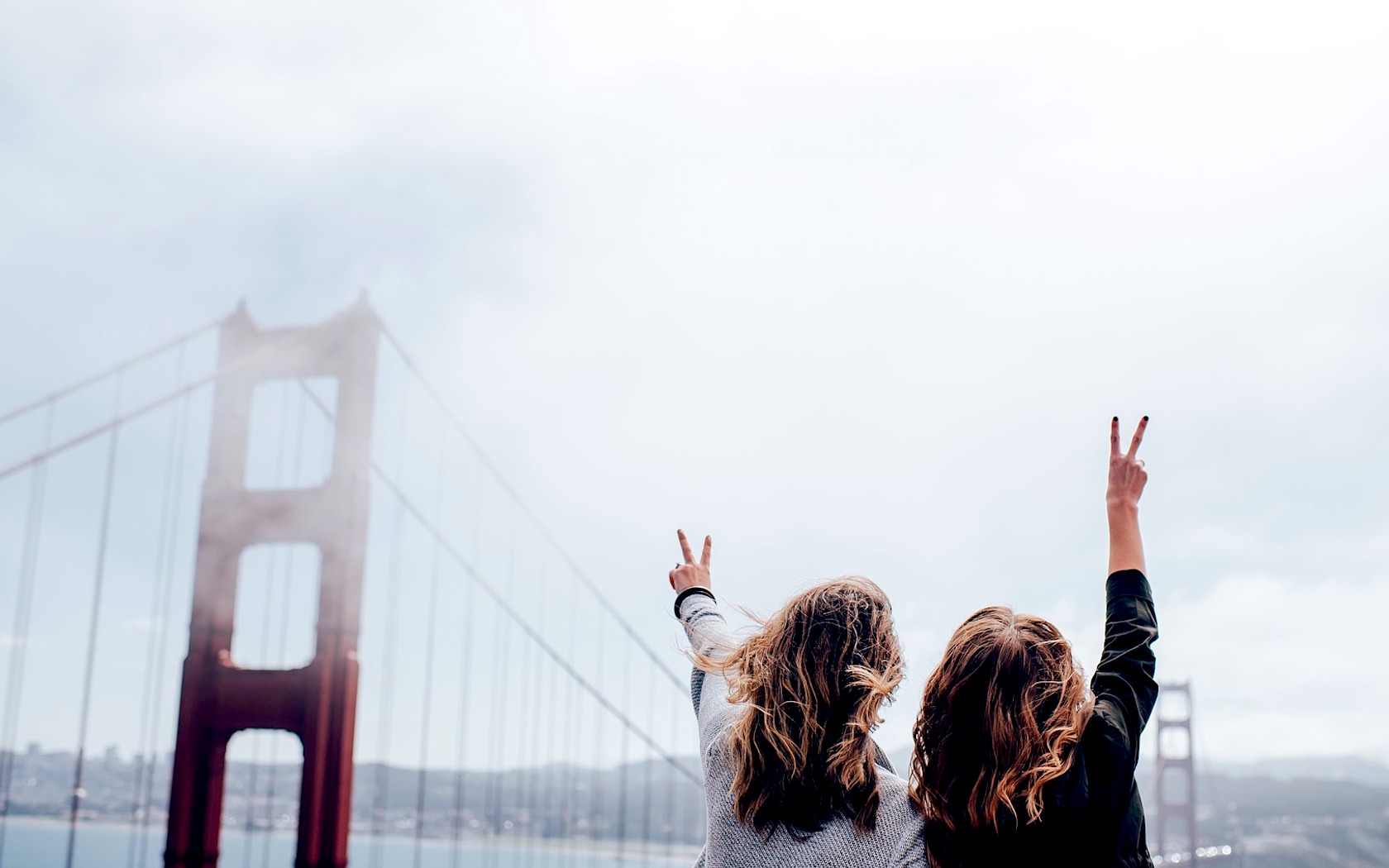san francisco neighbourhoods two friends at the Golden Gate Bridge